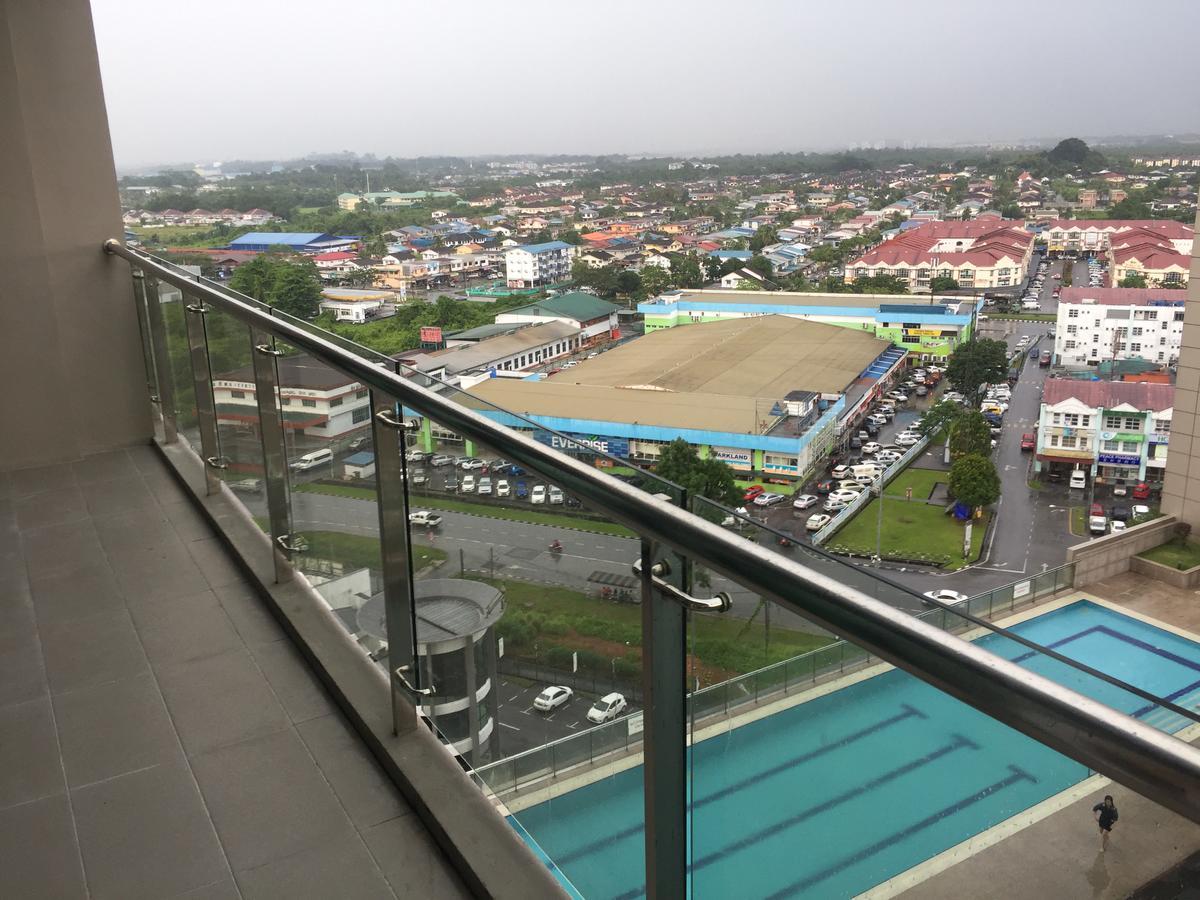 Bernard Holiday Home @ Imperial Suites كوشنج المظهر الخارجي الصورة